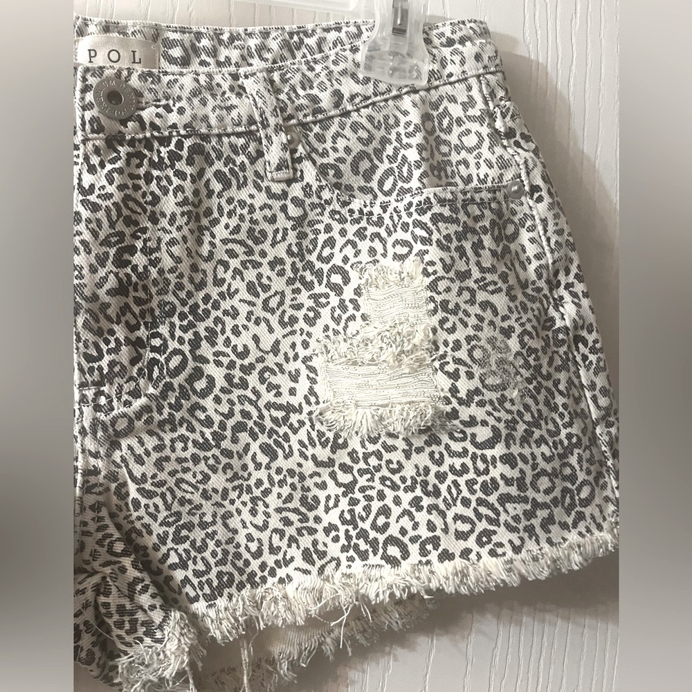 🛍️NWOT POL Women's Leopard Print Distressed Jean Shorts - Black and White - Picture 3 of 4